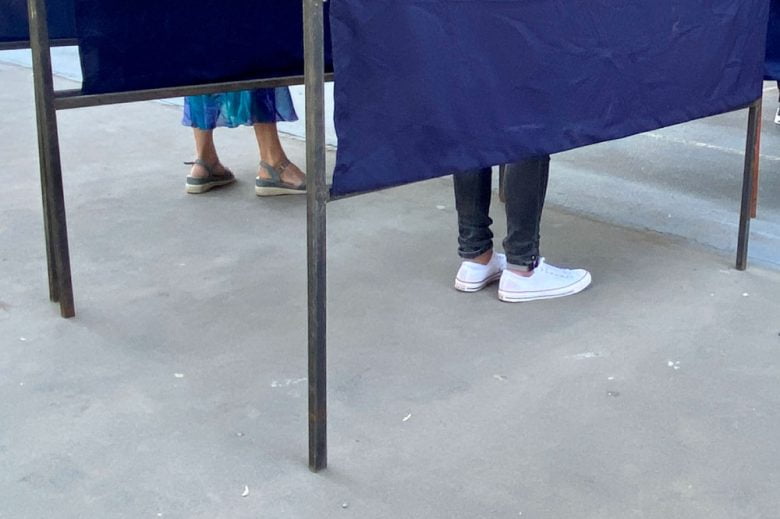 Foto de pies de personas, votando en Puente Alto