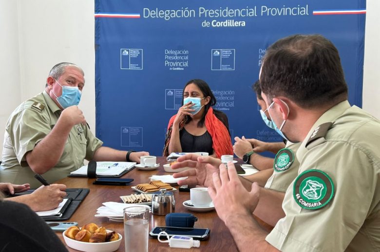 Foto de la Delegada Presidencial Marcela Mella con Carabineros de Chile