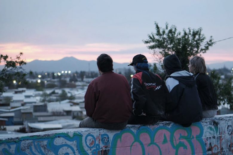 Foto de jóvenes mirando hacia el horizonte